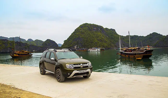 Voiture avec la baie d'Halong en arrière-plan