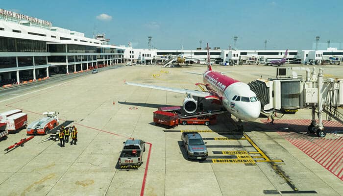 Avion Air Asia à l'aéroport Don Muang de Bangkok