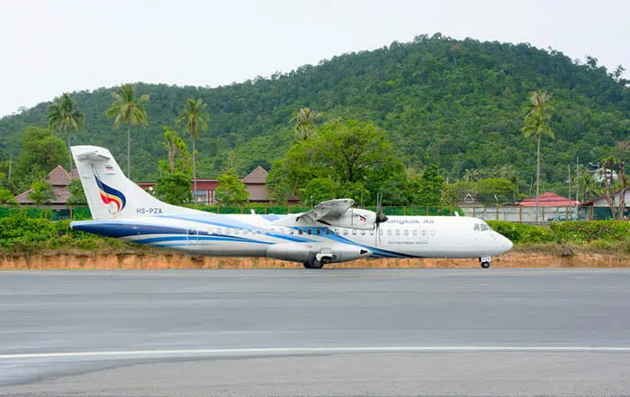 Avion Bangkok Airways &agrave; l'a&eacute;roport de Koh Samui