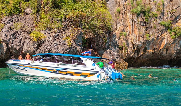 Hors-bord avec touristes pratiquant l’apnée sur l'île Phi Phi