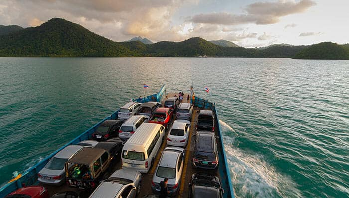 Un ferry en direction de Koh Chang depuis le continent