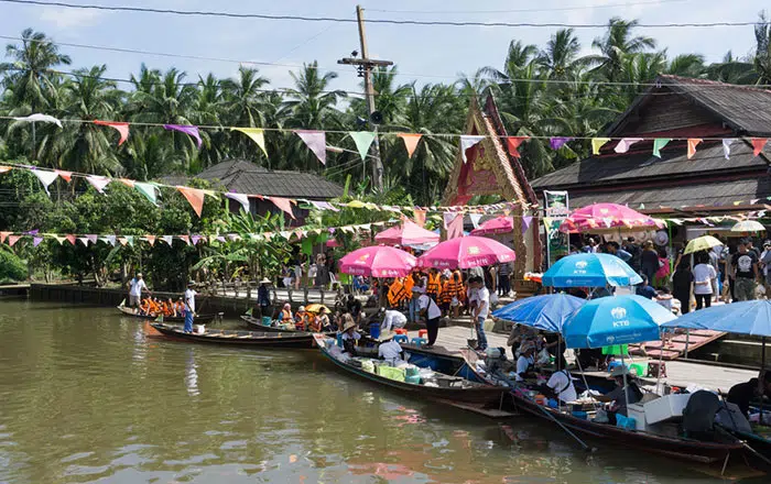 Le marché flottant de Pra Cha Rat