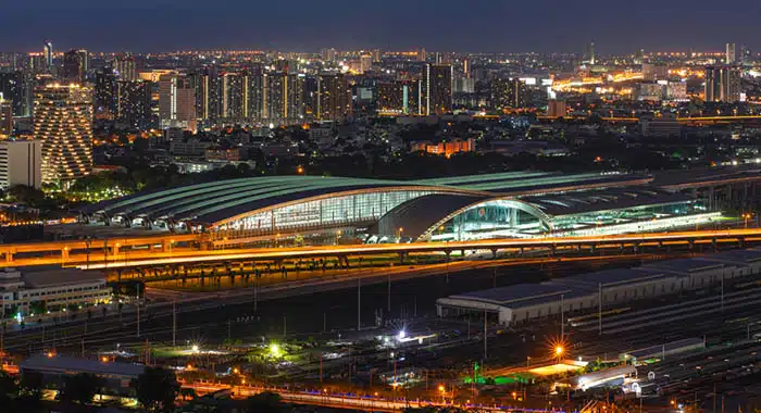 Vue aérienne au crépuscule du terminal central de Krung Thep Aphiwat, Bangkok
