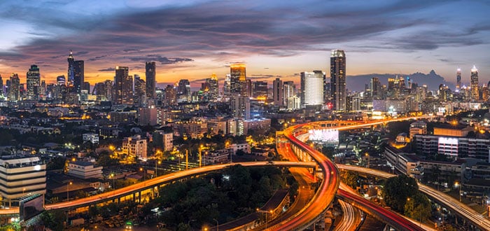 La durée du voyage varie beaucoup en fonction du temps qu’il faut pour quitter le trafic de Bangkok