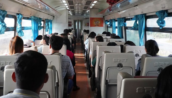 Intérieur du train du week-end avec climatisation entre Pattaya et BKK