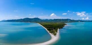 Vue aérienne par drone d'une belle plage de sable et d'un océan tropical (Laem Haad, Koh Yao Yai, Thaïlande)