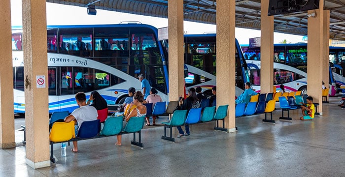 Zone d’attente et bus de la gare routière de Mo Chit