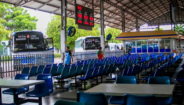 Sièges à la gare routière de North Pattaya (terminal de bus climatisé Pattaya – Bangkok)
