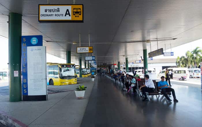 Bus public ou minibus de l'aéroport Suvarnabhumi à Bangkok