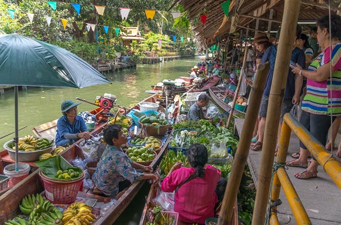 Marché flottant de Khlong Lat Mayom à Bangkok.