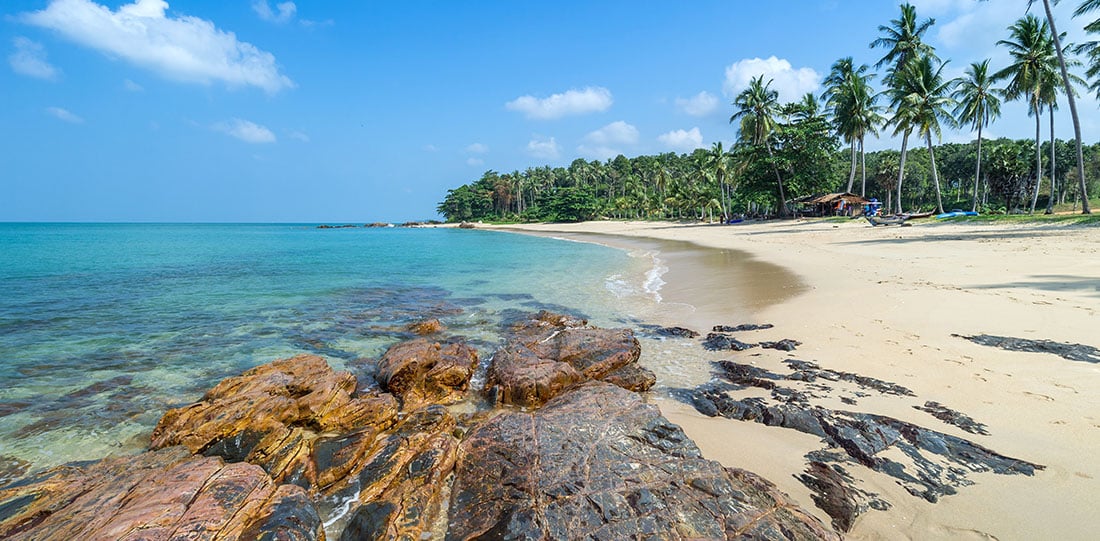Rochers sur une plage de Koh Lanta avec du sable blanc