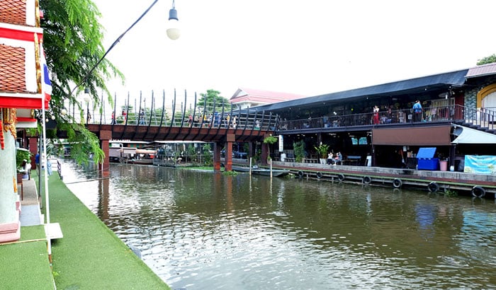 Marché flottant de Kwan Riam avec pont sur le canal Saen Saeb