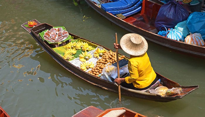 Vendeur de fruits sur un bateau